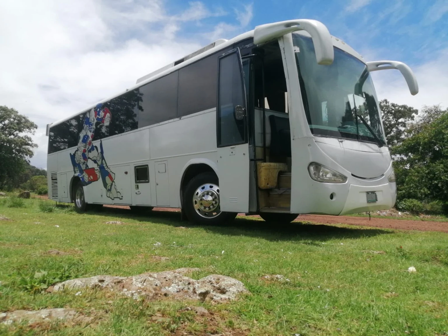 Fotografía real del autobús blanco de Elegance Tours