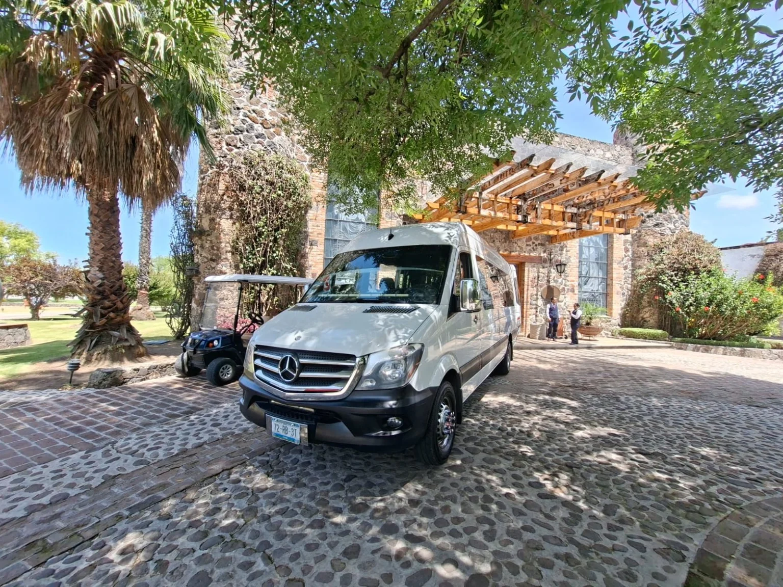 Fotografía real del camioneta Sprinter de Elegance Tours