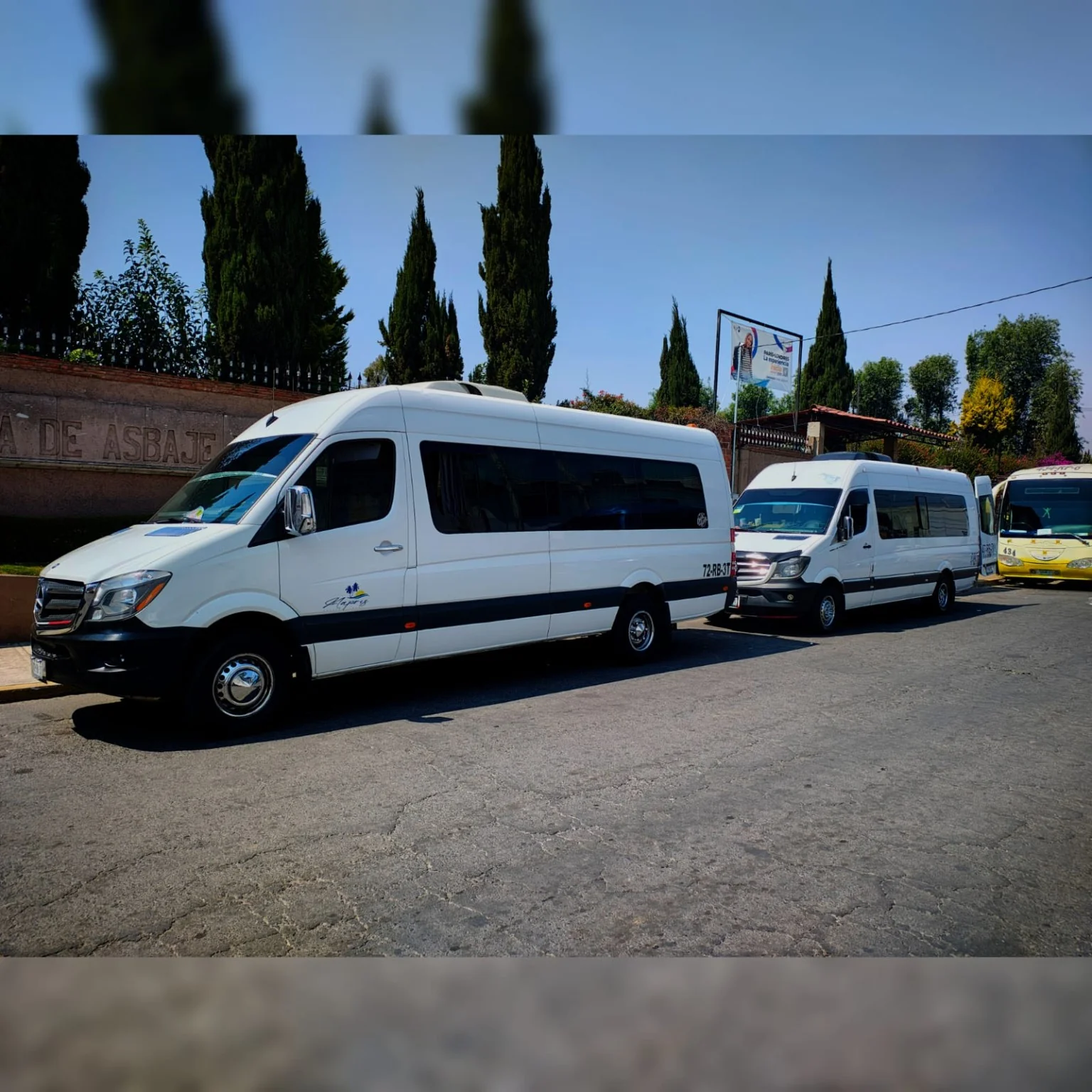 Camionetas Sprinter de Elegance Tours en exterior
