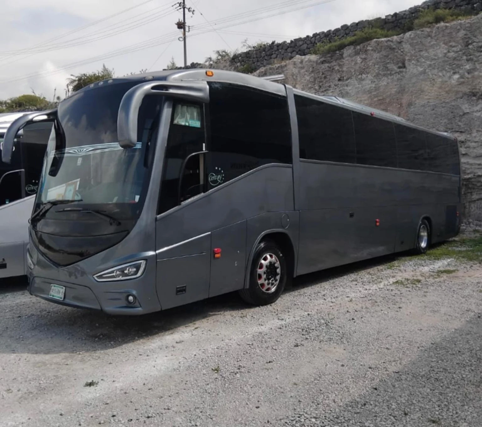Fotografía real del autobús oscuro de Elegance Tours
