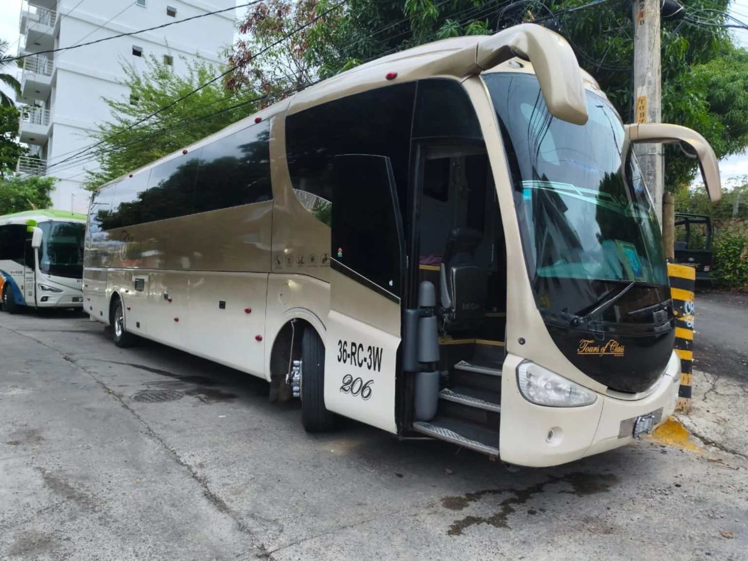 Autobús de superlujo: acceso y vista frontal