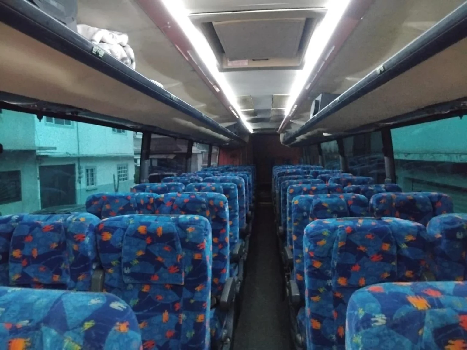 Interior compartido por Elegance Tours: asientos y pasillo