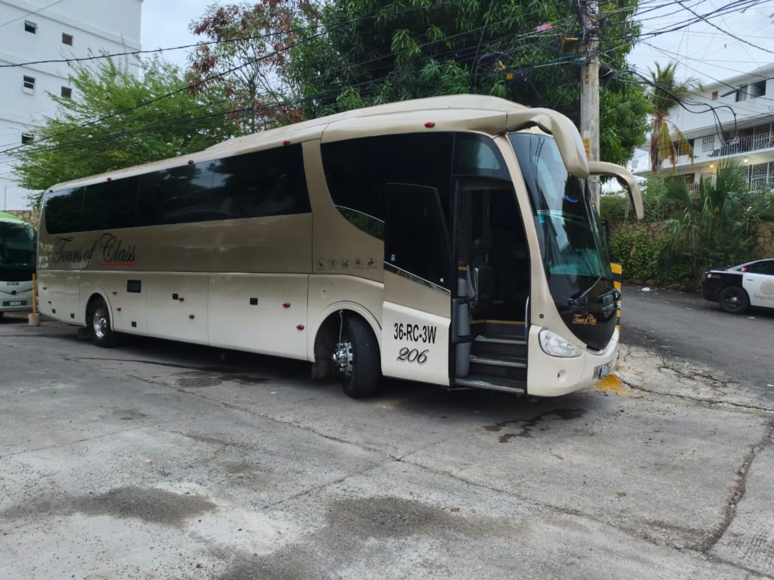 Fotografía real del autobús blanco de Elegance Tours