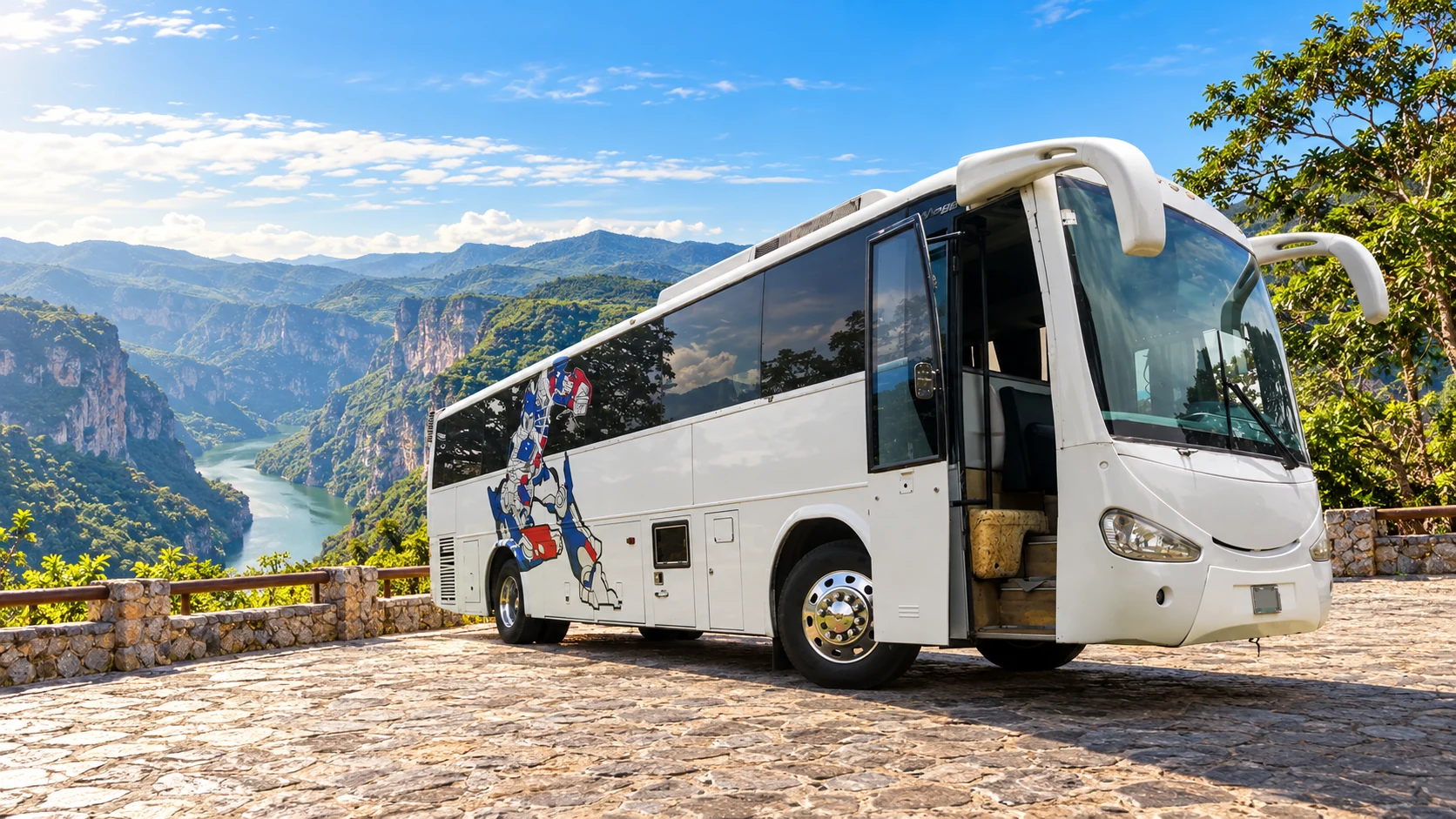 Montaje promocional del autobús blanco de Elegance Tours en un paisaje mexicano
